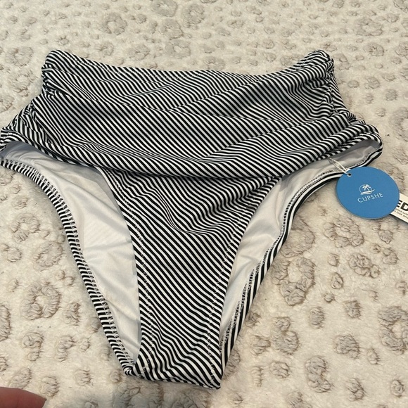 NWT 
Women’s Cupshe Bikini Bottom Size Small - Picture 6 of 6